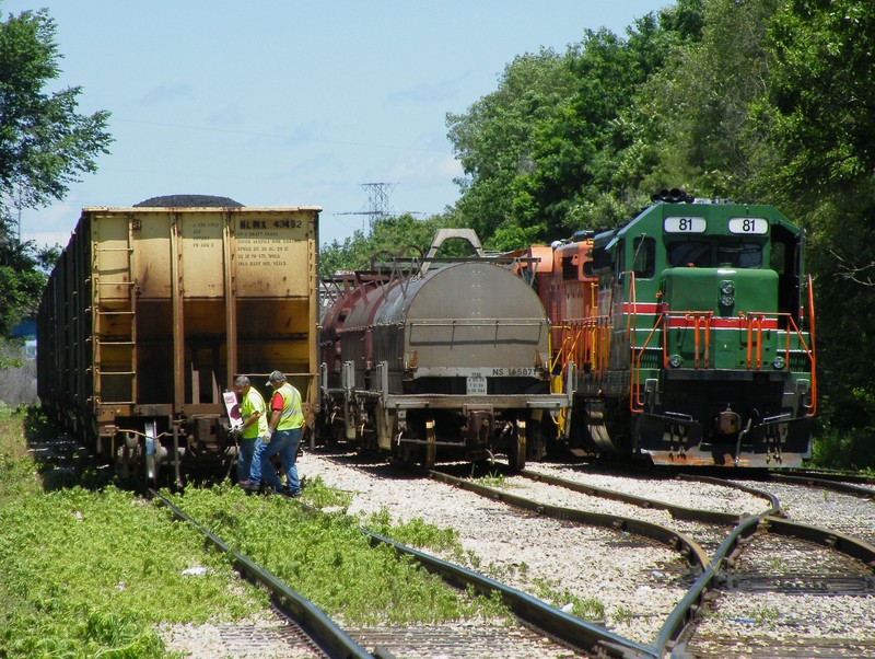 The TZPR crew arming the Iowa's FRED.