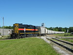 720 picks up a long cut of cement mtys at LaSalle, the former IC gruber Line.