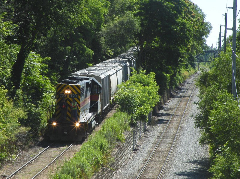 Heading down grade, trainee Kevin Vahey and conductor Eddie Brown exchange constructive tips as Iowa 720 trundles down the spur with cement mtys for the CSX.