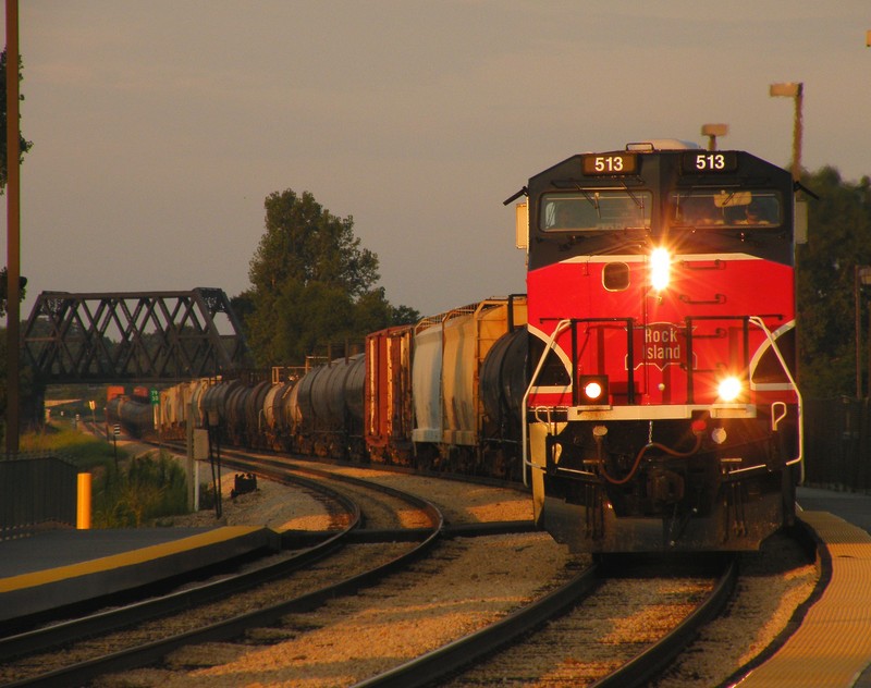 About 8 minutes before the sun hits the horizon, 513 sprints through the New Lenox depot, the shot I've wanted since this highly publicized engine was painted. 08-03-10.