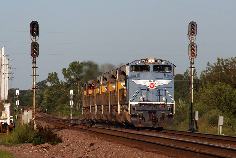 MoPac heritage unit on an east bound light move.