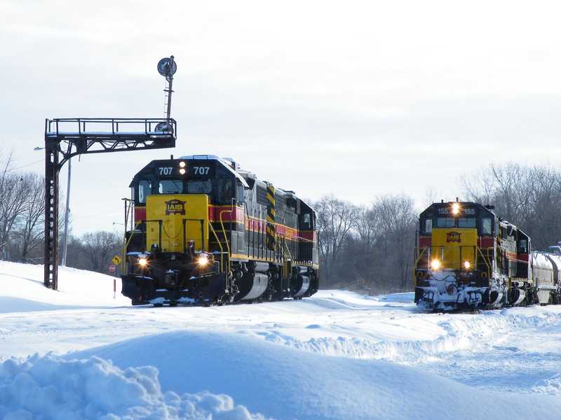 The BIRI crew relocate the two 700's over into one of the yard tracks before doubling their train.