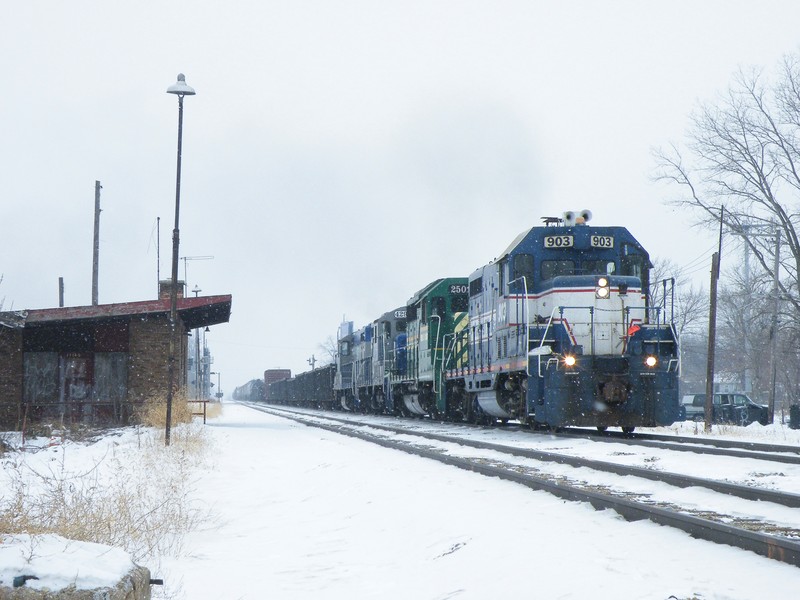 Grinding northbound past the 111th St Depot, the four units are in run 8 dragging their manifest toward Gresham. 12-24-10