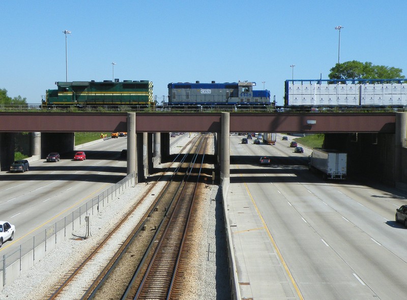 Crossing over the Dan Ryan, the old Rock Island logo can be seen to the right, painted over with a "Chicago Rail Link" named sheet of steel bolted over it... 05-19-10