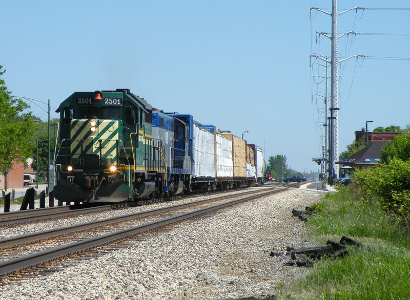 Cruising down the main, we are around 105th St. on the old Rock Island mainline. 05-19-10