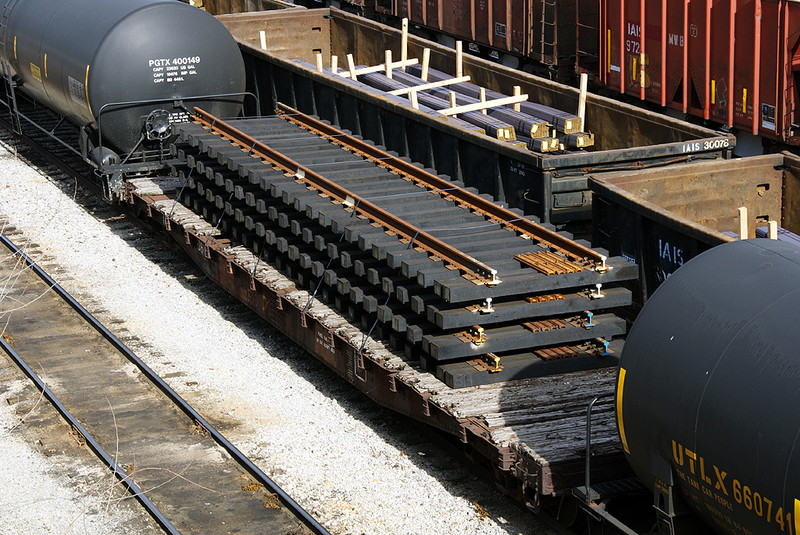 Rail section load, Iowa City. HO scale?
