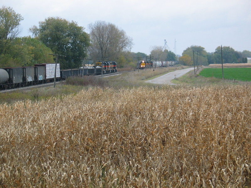 Westbound RI turn meets the East train at N. Star mp 208.5, Oct. 11, 2006.