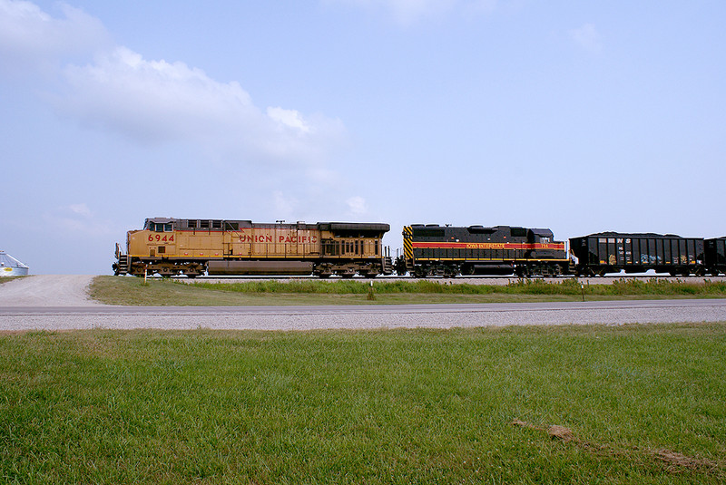 UP 6944 approaches Fairfax.