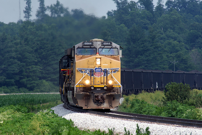 UP 6944 rounding the curve at Kent Park