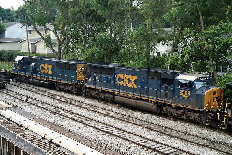 A pair of CSX SD's switching out power.
