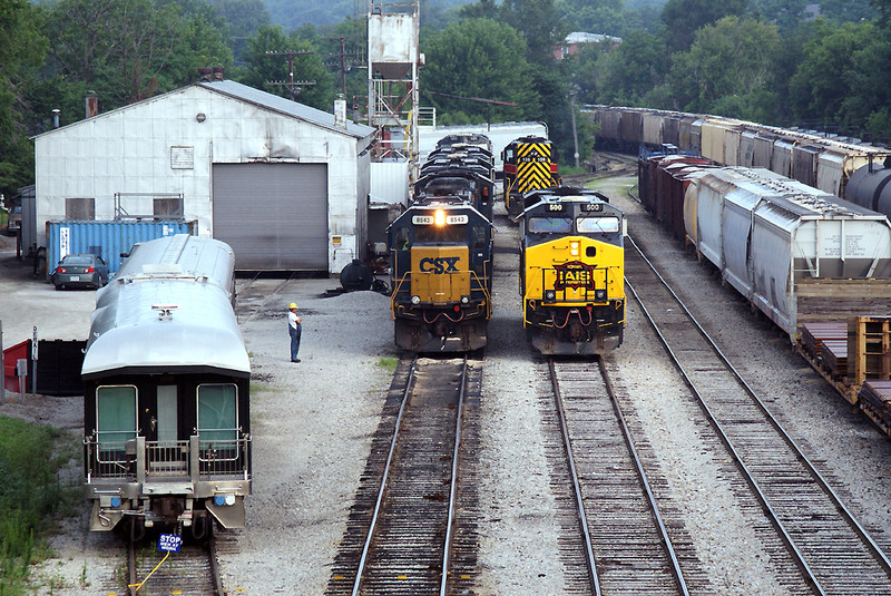 CSX 8543 side by side with 500.