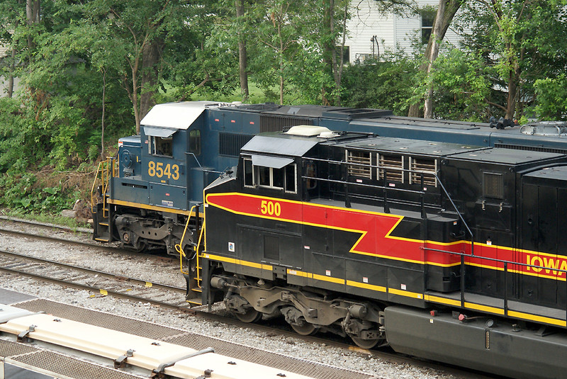 IAIS 500 creeps up beside CSX 8543.