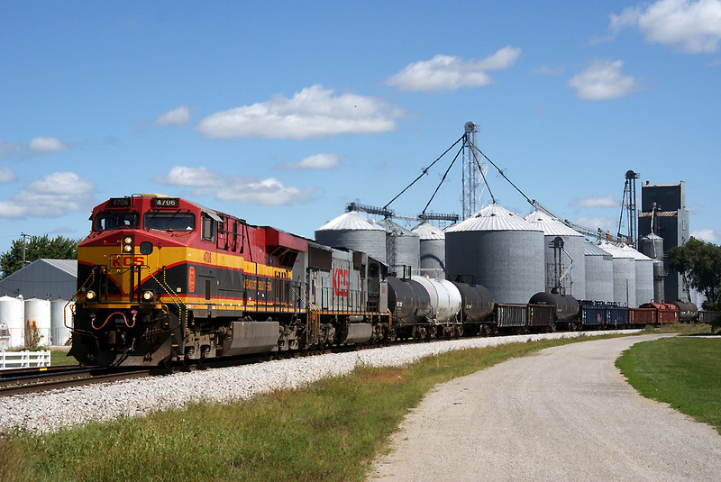 With the set out done, KCS 4706 heads west at Marengo.