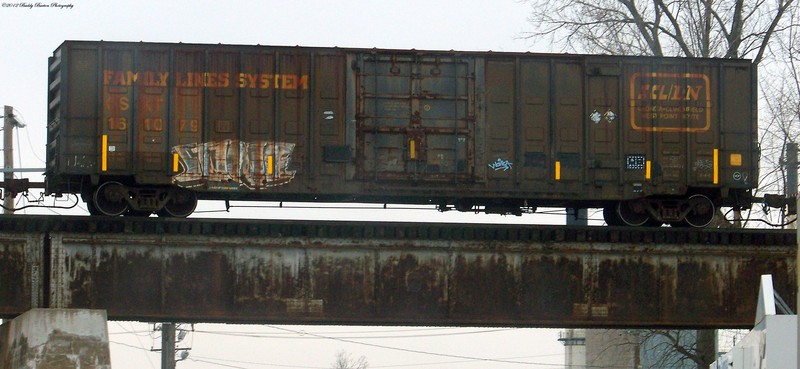 Don't see too many of these anymore. SCL/L&N Family Lines boxcar on BICB30 in Iowa City.