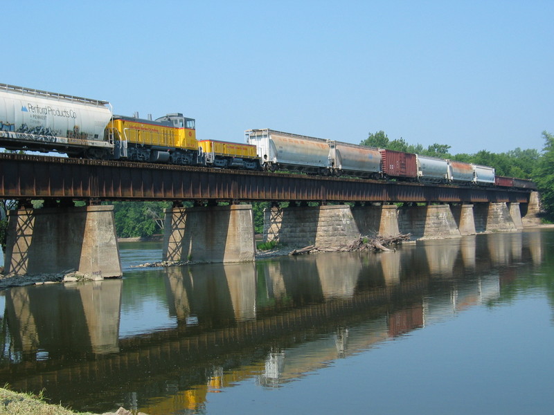 Crandic switcher on the Cedar River bridge, July 26, 2007.