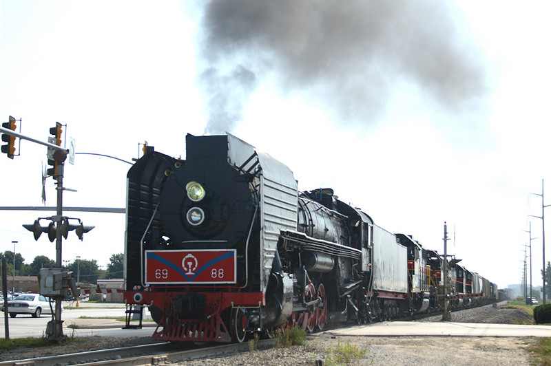 QJs on a shakedown run with BICB. Here they pass the Vernon stub siding in Coralville, Iowa behind the 6988.