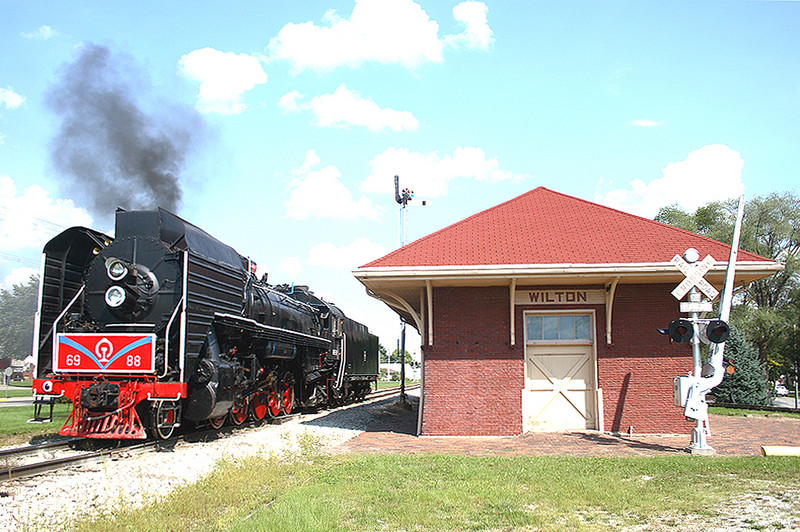 Pausing for quick look over at Wilton, Iowa, 6988 will soon hit the road again eastbound for Rock Island, Illinois.