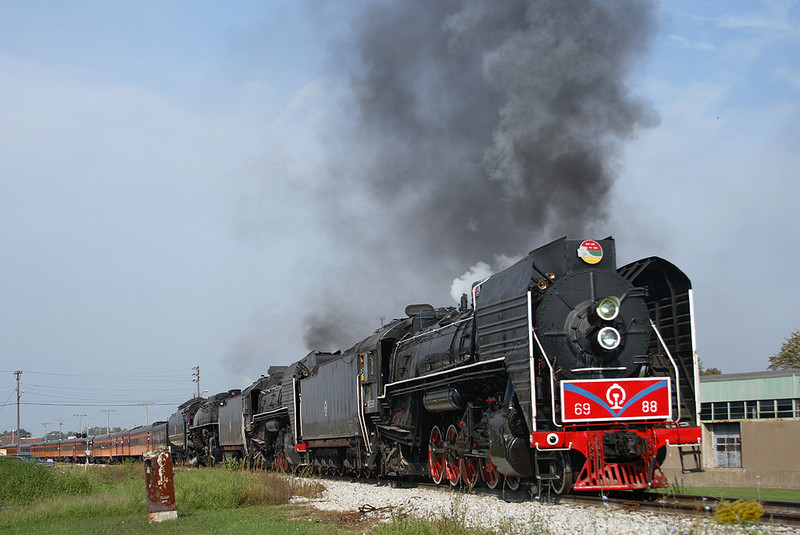 The tripleheader moves through Silvis, Illinois September 16th, 2006.