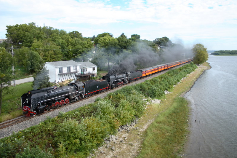 6988 South arrives at Muscatine, Iowa September 17th, 2006.