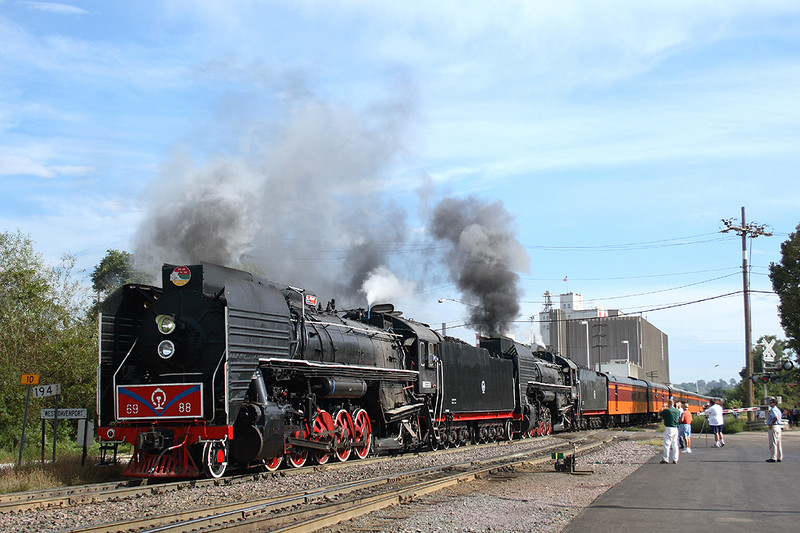 The QJs arrive at West Dav to access IC&E rails to Muscatine, Iowa. September 17th, 2006.