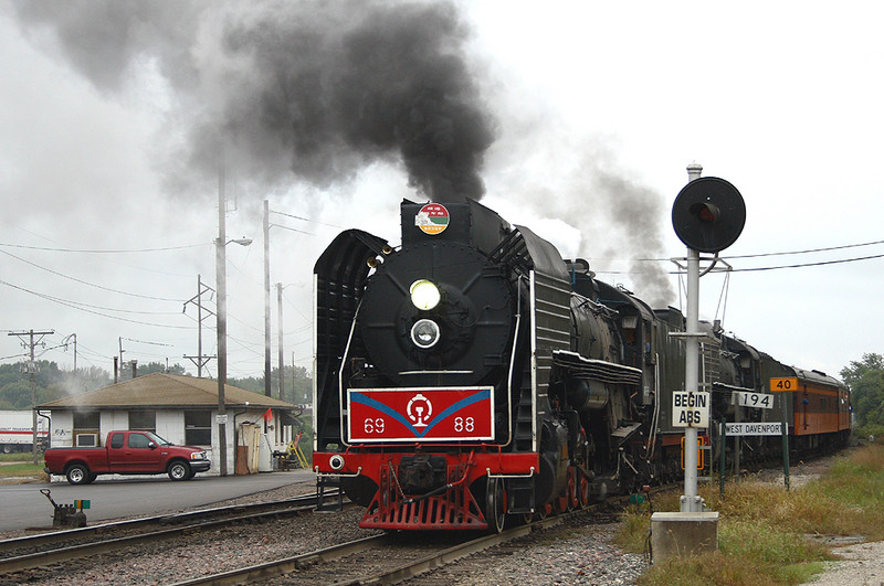 6988 arrives at West Dav where she'll take the train up the interchange track to Missouri Division Junction and IAIS rails.