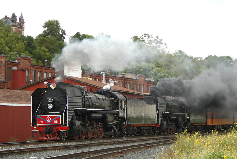 Another view of the 6988 South near the old yard at Muscatine, Iowa September 17th, 2006.