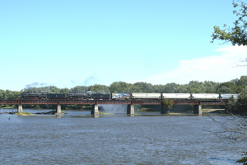 The QJs with BICB cross the Cedar River at Moscow, Iowa September 18th, 2006.