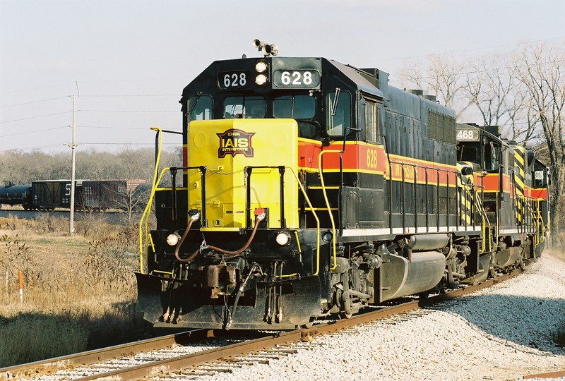 628 followed by 468 and 704 on the BICB pull off the west end of the wye at Yocum Connection after picking up a string of empty grain hoppers handed off from the CRIC.