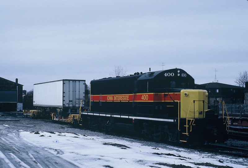 400 (in new paint) sits in the Iowa City yard on 7 March 1988. Perhaps this was the next step IAIS decided to experiment with in TOFC after 0001 failed to produce the desired results.