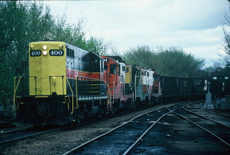 400 works the yard in Iowa City pushing a load of coal down the hill to interchange with the CRANDIC (before Yocum Connection). Notice the clean long hood lines and the distinct numbers. 11-May-1988