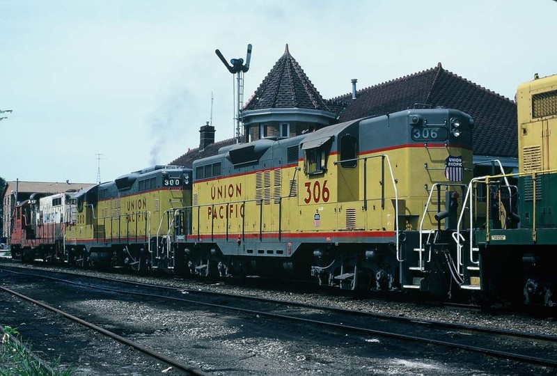 306 and 300 along with two other geeps moves frieght in Iowa City. 20-Aug-1986.