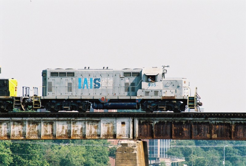 495 waits on the Iowa Rive Bridge for traffic to clear in the Iowa City yard. 17-June-2007.