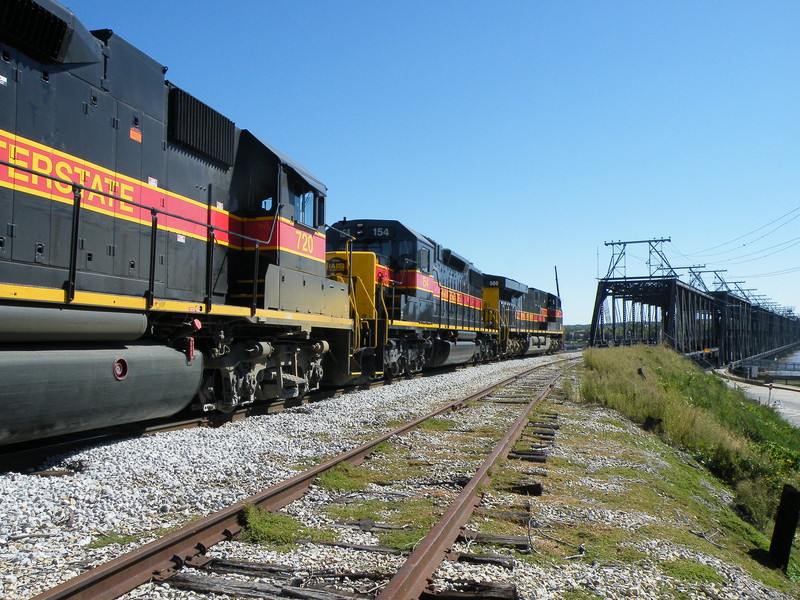 A very clean SD38-2 and fairly dirty GP38-2 trail the 500, on the approach to the Gov't. bridge. 09-30-10