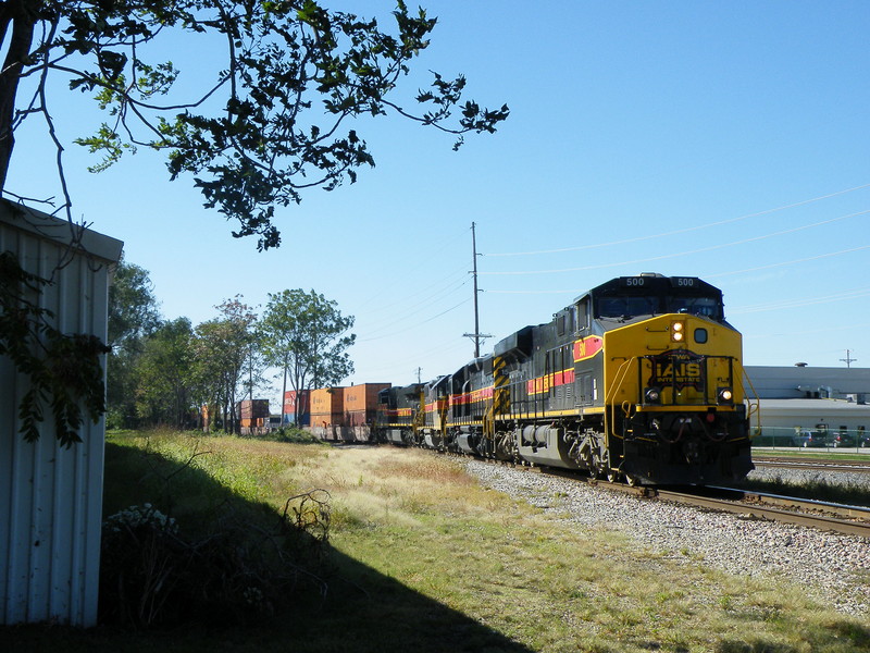 The four units maneuver through 7th St., East Moline, where the CP, BN, and IAIS separate once again. CBBI is headed to Silvis for a pick-up. 09-30-10
