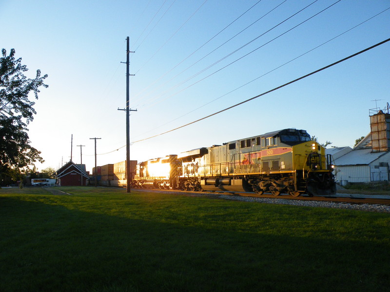 Iowa 500 leads the 154 on CBBI passed the Geneseo depot as the sun sets. Iowa definately keeps their power clean! 09-30-10