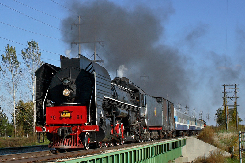 QJ #7081 crosses Interstate 280 at Probstei, Iowa with a mid afternoon Walcott turn. 10/18/08