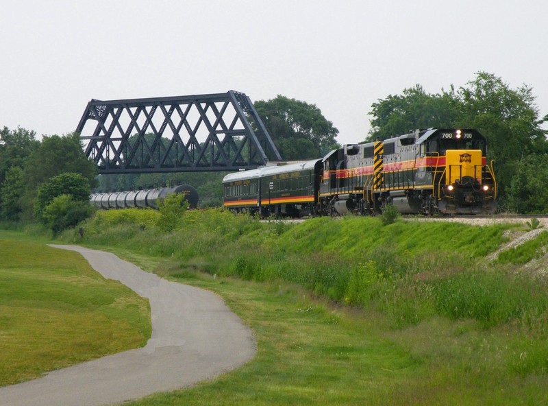 Iowa 700 leads a unique BICB under the old Wabash in New Lenox, IL. I am standing on a golf course that is easily accessible from a gravle path leading from the Nex Lenox Depot. 06-07-09