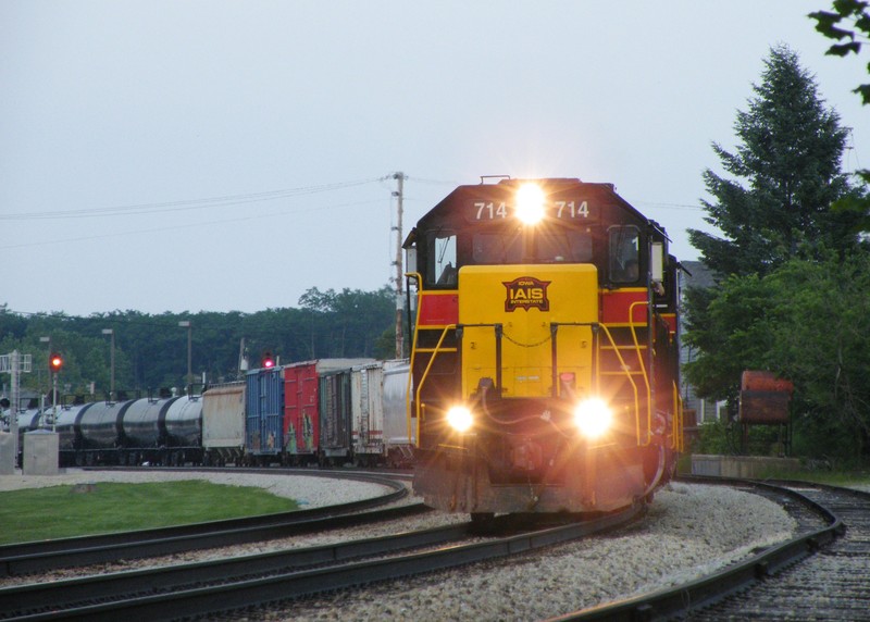 Of course, the storm clouds couldn't hold off long enough and 714/501 made their appearance under the darkness here at New Lenox. 06-18-09