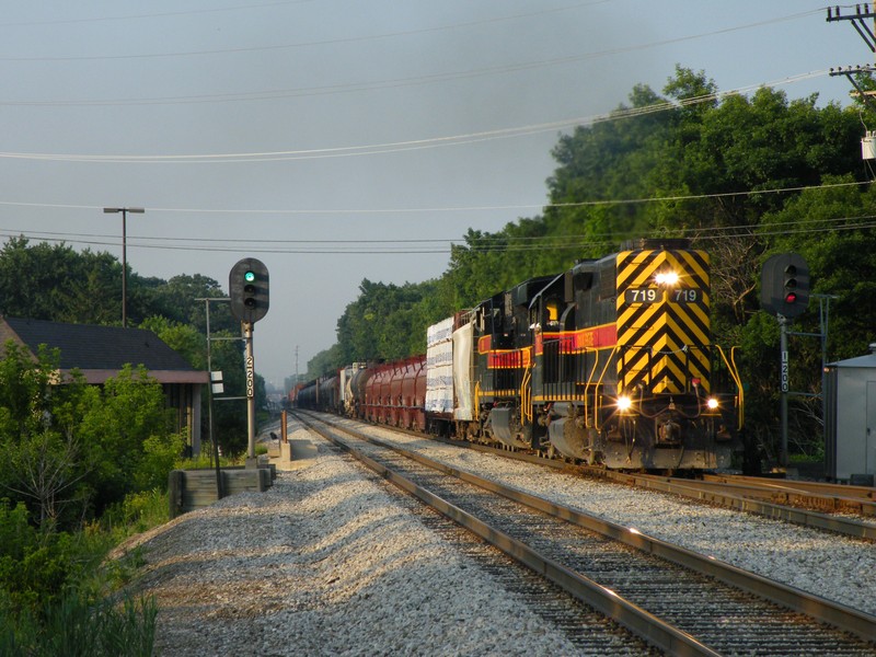I wanted to re-do this shot at Oak Forest with a train running wrong main, which only happens on weekdays for whatever reason, so here we are, a GP38-2/GEVO combo in Run 8 storming through Oak Forest. Now all I need is a well lit GEVO leading through here and I'm good! 06-23-09