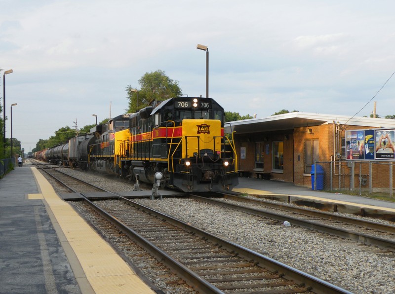 For whatever reason this evening, 506 was BOed from leading.. so they threw 706 up front for the trip west. A little variety still happens evn with the GE's! Oak Forest Depot, 08-06-09