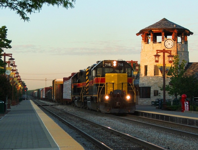 Iowa 716 leads a BICB train westbound through the suburban town of Tinley Park, IL. This pretty much sums up my luck last year, either the train didn't run, or it ran too late. Oh well! 05-28-08