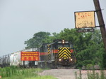 One more for good measure... with the switches lined, 468 and 400 throw it into Run 6 and begin their back up move. This was the last time I ever witnessed any of the 400's in service... 07-22-08