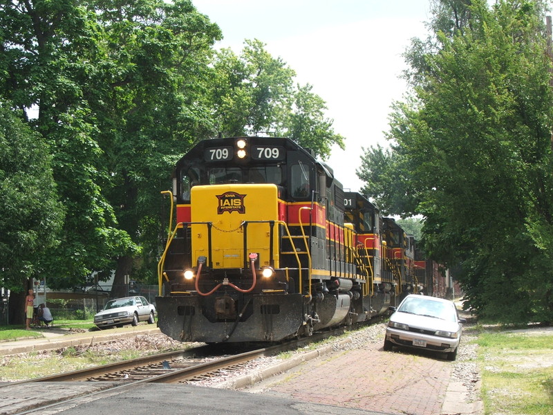 People try to beat the train as BICB makes its way through the streets of Davenport. That guy didn't make it in time, but two cars just out of frame ahead of him did... It made for some fun video. 07-22-08