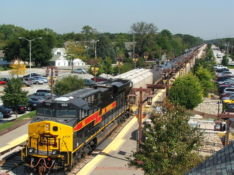 A little too trigger happy, I muffed up the only chance at a well lit shot of the 502... but anyways, 502 shoves east on RICSXU at Tinley Park, IL.