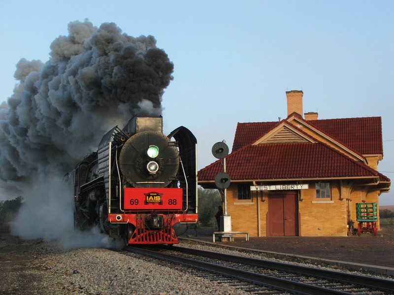 IAIS 6988 and 7081 are working their gears off as they thunder through West Liberty with the daily ICRI Turn. The fog cleared up for our first shot of the day, then returned for most of the trip. Fine by me!