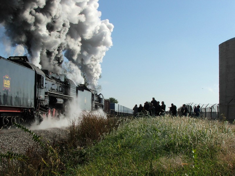 The elegant pair storm into the sun, the second photo line ot the right opted for the meet shot with the newly delivered GEVO 3rd out in the consist... no thank you.