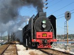 As the two steam engines emerged from the bridge, Arsenal Police began surrounding the area and demanding the 10 or so of us up here to come down... I just waited the extra 15 seconds and got the shot I wanted first.