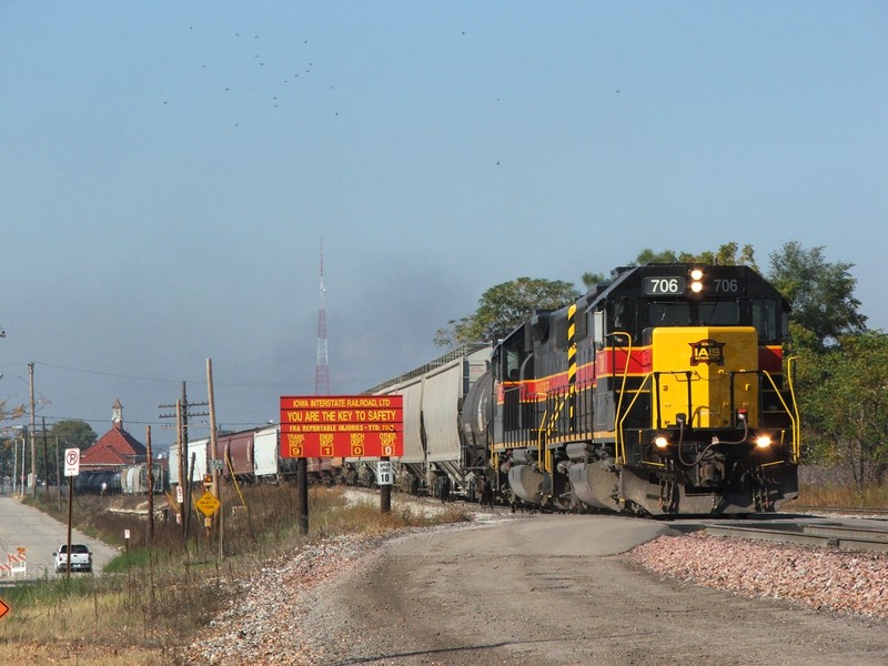 Iowa 706 and 720 take head room out of the east end of Rock Island while they dis-assemble ICRI.