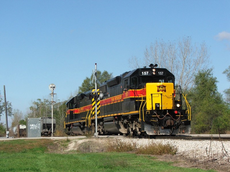 Iowa 157 and 710 prepare to grab a cut out of the Creve Couer siding. This was a BUSW tupe train and would head back to Bureau shortly.