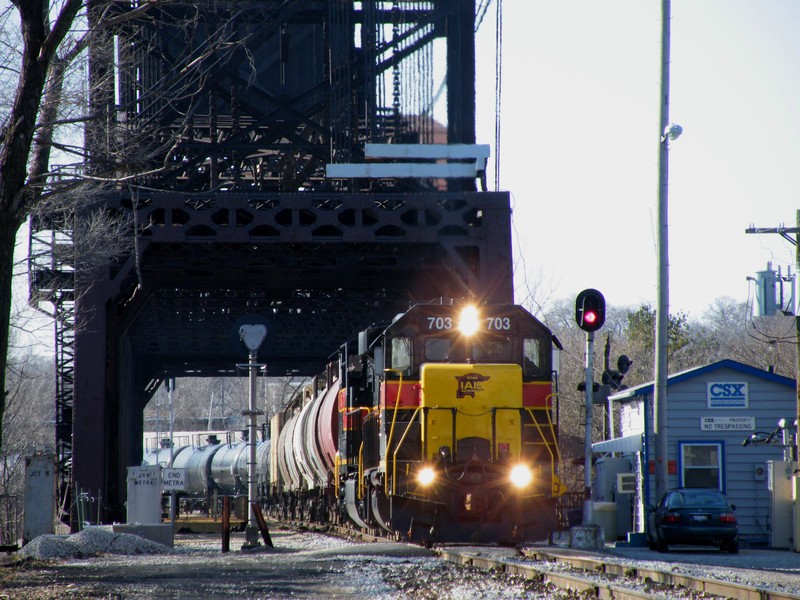 The nose is already dark in this late morning view of an extra RIBI train scooting through CSX's Bridge 407. 12-28-08